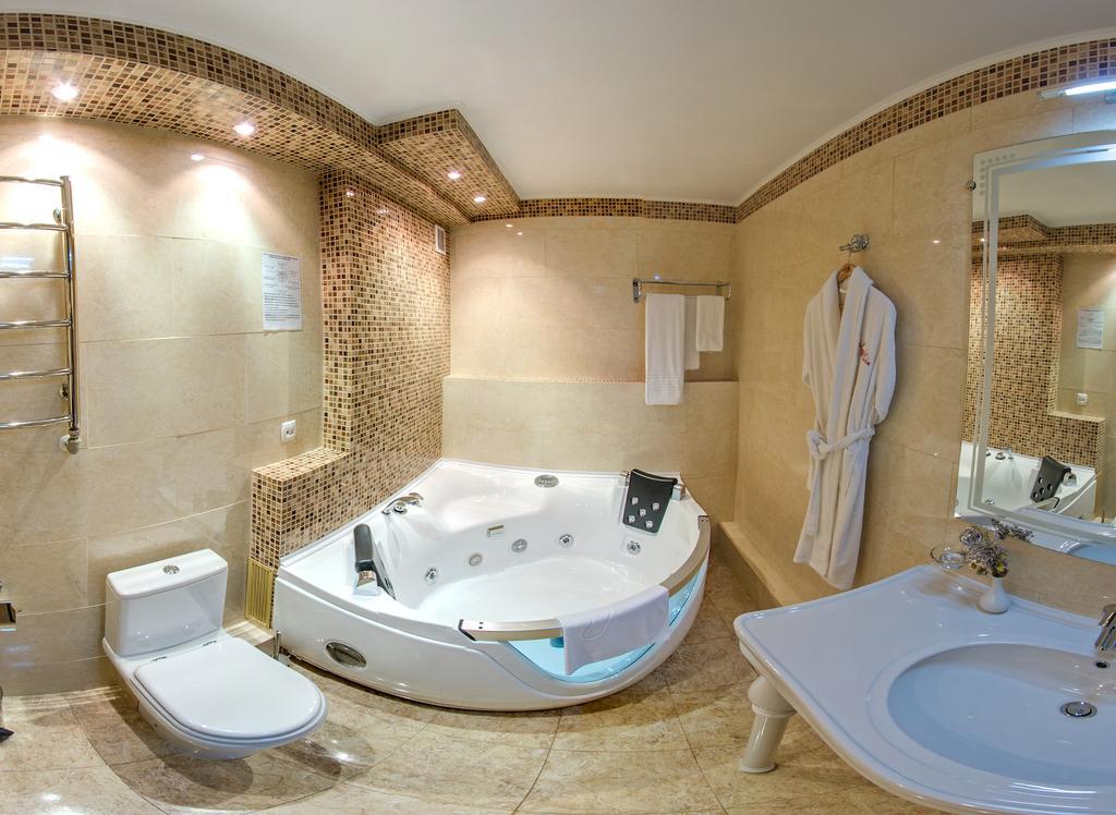 Optima Deluxe Kryvyi Rih Hotel Room photo