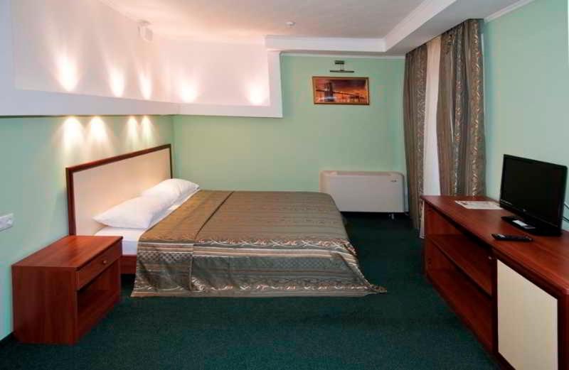 Optima Deluxe Kryvyi Rih Hotel Room photo