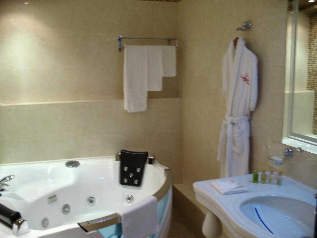 Optima Deluxe Kryvyi Rih Hotel Room photo